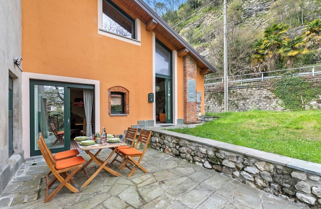 La Maison Du Lac 50 meters from lake, Monvalle, Italy