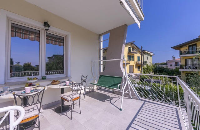 La Maison Fleurie Appartamento Girasole, Desenzano Del Garda, Italy
