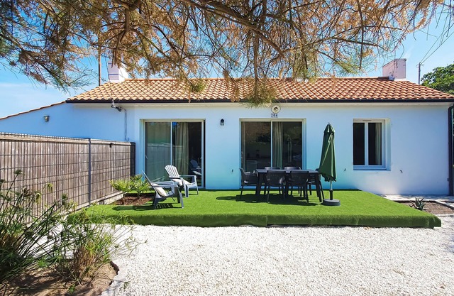 La Maraîchine Ensoleillée : Maisonnette Charmante à 900m de la Plage