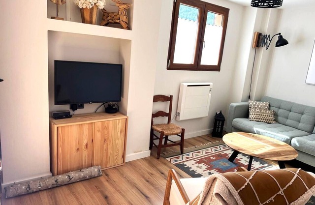 La Molina II - Three Bedroom Apartment, Sleeps 6