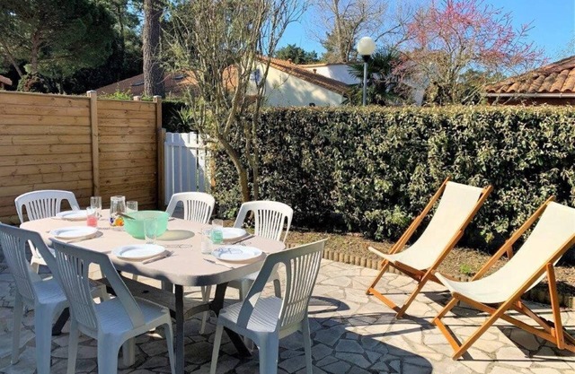 La Palmyre - SMALL TERRACED VILLA - SHARED POOL - near city center