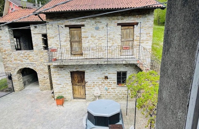 La Pergola Stone House in Orbregno
