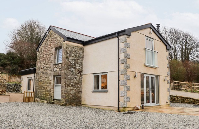 LA PETIT MAISON, pet friendly, with open fire in St Columb Major