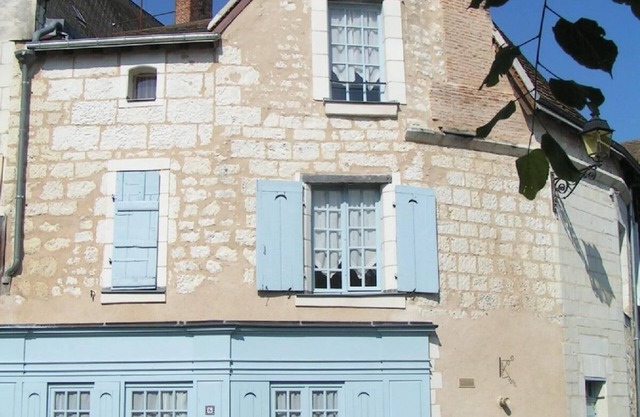 La Petite Boutique, 15thC stone cottage in medieval town, LOIRE VALLEY CASTLES