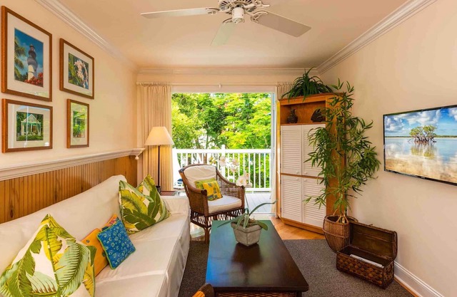 *LA PETITE PENTHOUSE @ THE ANNEX* Elegant Condo & Pool + LAST KEY SERVICES.