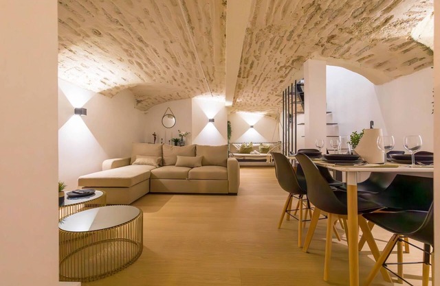La pierre blanche- Appartement atypique au centre de la ville -SR Loc