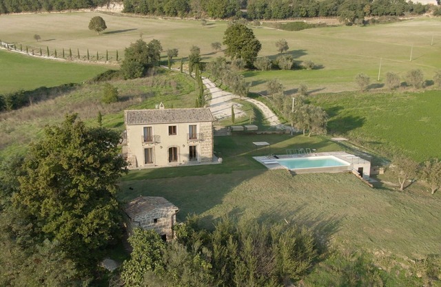 La Pietra farmhouse, private swimming pool, accommodates 6 guests