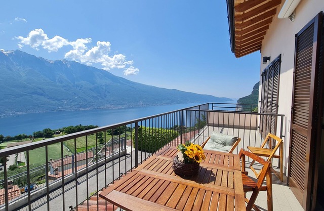 La Quiete 34 Balcony swimming pool lake view