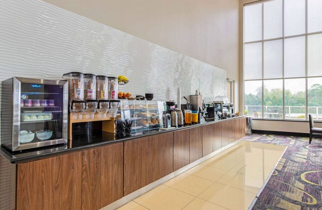 La Quinta Inn & Suites by Wyndham Bridge City