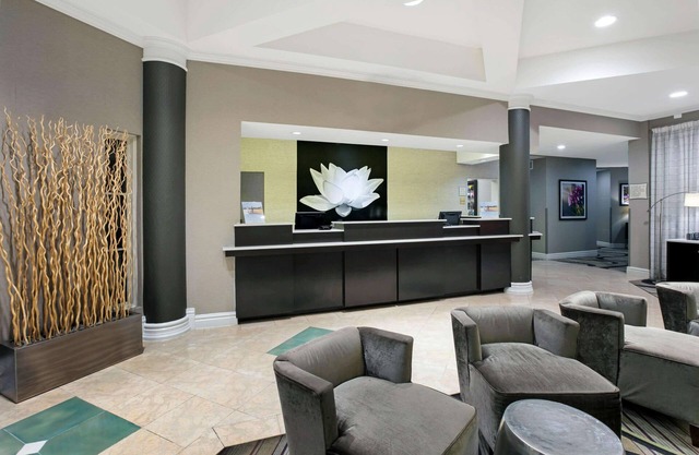 La Quinta Inn & Suites by Wyndham Dallas Arlington South