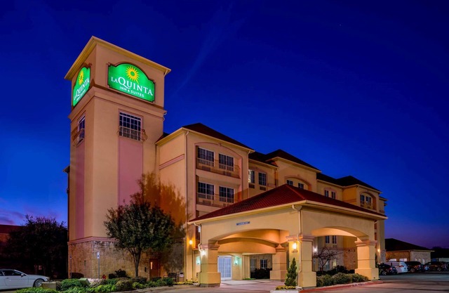La Quinta Inn & Suites by Wyndham DFW Airport West - Bedford