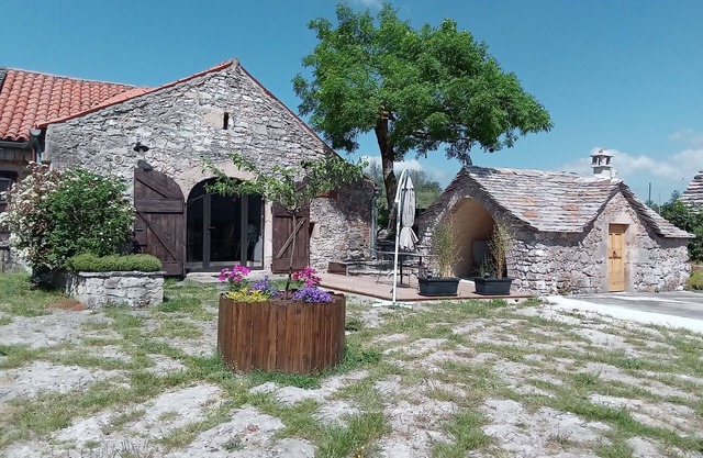 LA REMISE, small house in the heart of an old farmhouse
