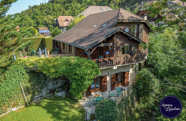 🌲 La Scierie d'Angon – Charm just steps from the lake Welcome to La Scierie d’Angon, a property full of character and unique history, nestled between lake and mountains just a short walk from the beaches of Talloires.