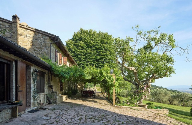 La Sentinella. Chalet on the hills of Assisi with swimming pool and nature park