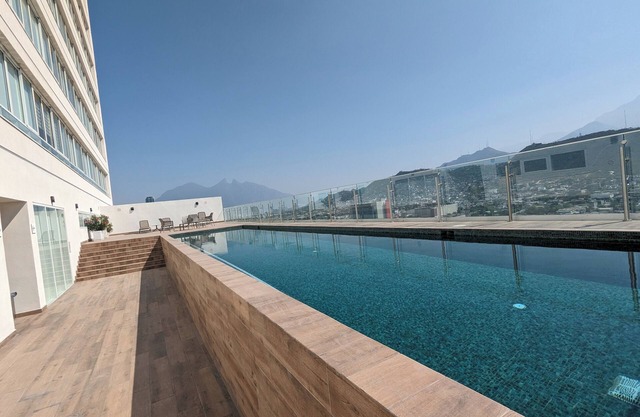 La Silla Views - With Pool & Gym