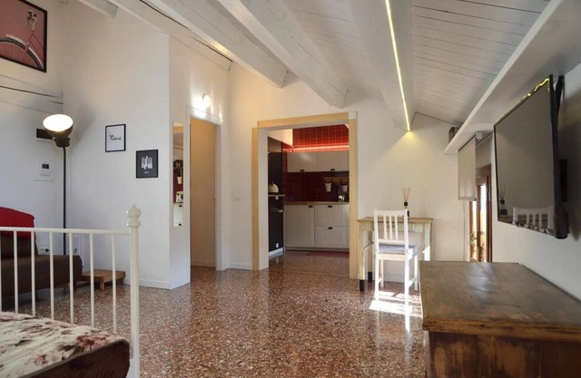 La Spiga: Historic studio apartment in Noale (Parking and Lift | Base for VE/PD/TV)