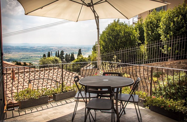 La Terrazza sulla Valle, with private terrace overlooking the valley!