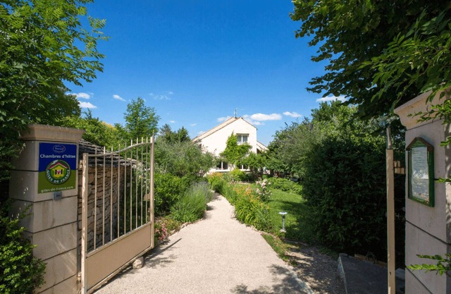 La Terre d'Or is ideally located on the hills of Beaune, in the heart of Burgund