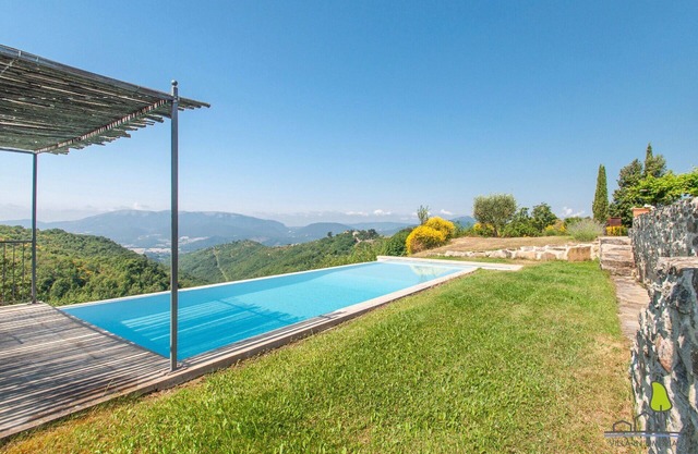 La Torre, private holiday home in a watchtower with pool