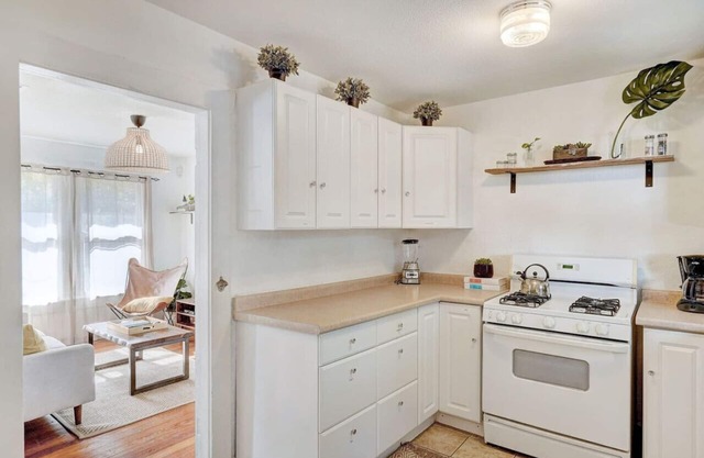 La Treehouse | Cozy East Side Stay | Full Kitchen
