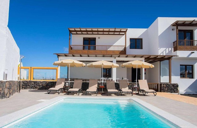 La Vegueta is located in the famous volcanic landscape between Tiagua and Mancha Blanca and is a sma