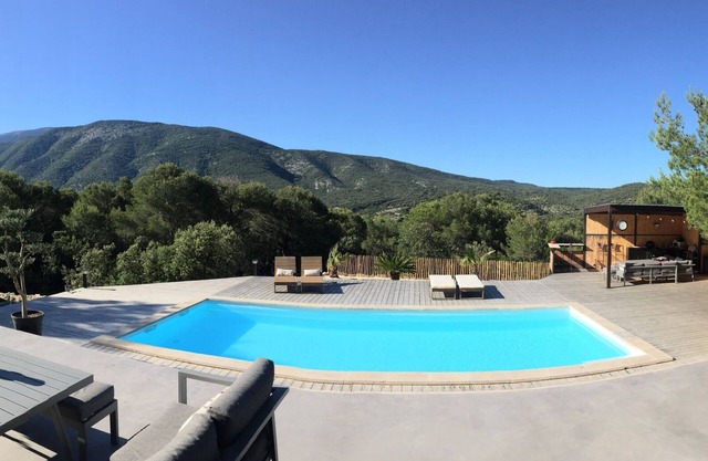 La Villa Des Baronnies facing Mont Ventoux