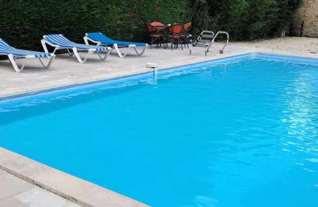 La Villa Margot, pierres et piscine