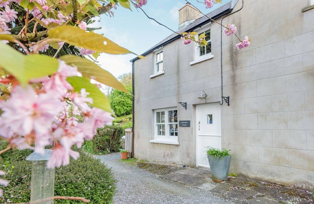 LABURNHAM COTTAGE, pet friendly, with open fire in Cresswell Quay