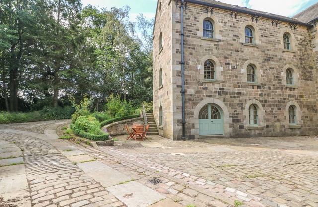LACEWOOD, romantic, luxury holiday cottage, with a garden in Longnor