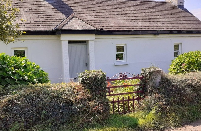 LACKAROE COTTAGE, family friendly in Garrykennedy, County Tipperary