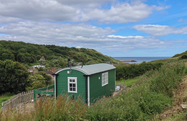 LADY BIRD RETREAT, romantic, with hot tub in Skinningrove