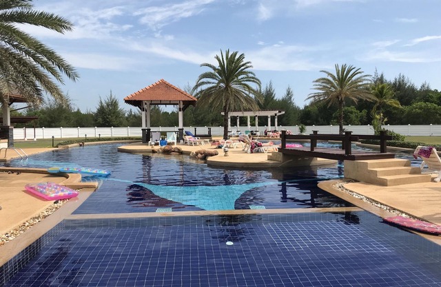 Laem Mae Phim - Beachfront living in a villa with a private pool !
