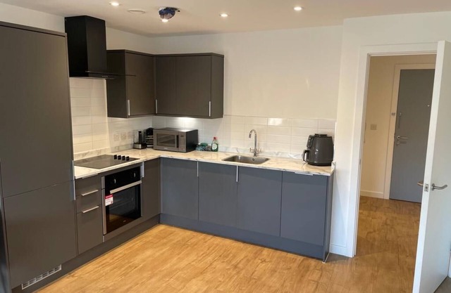 Lage 1 Bed Apt Near Bolton Station