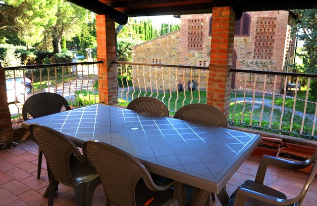 Laghetto, Large Apartment with a Wide Covered Terrace in the heart of Tuscany