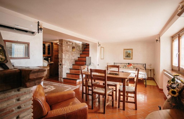Lago del Turano - La Taverna con cucina open space e free WI-FI
