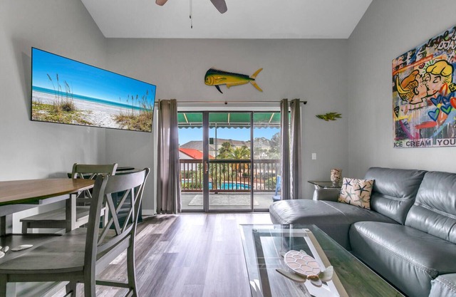 🌊 Lagoon Views~Sauna~Balcony~Snowbird Friendly~2BR St.Thomas Square Villa 414
