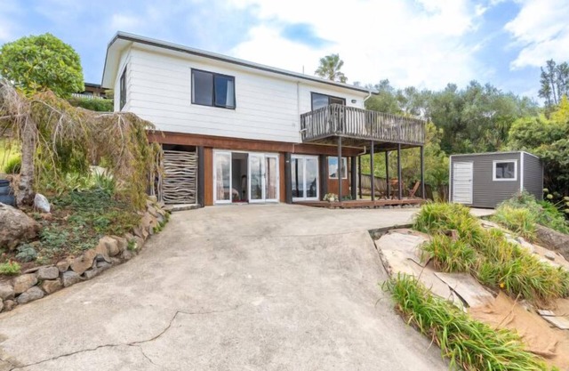 Laid-Back Raglan Living – Upstairs Family Home Near Surf & Shops