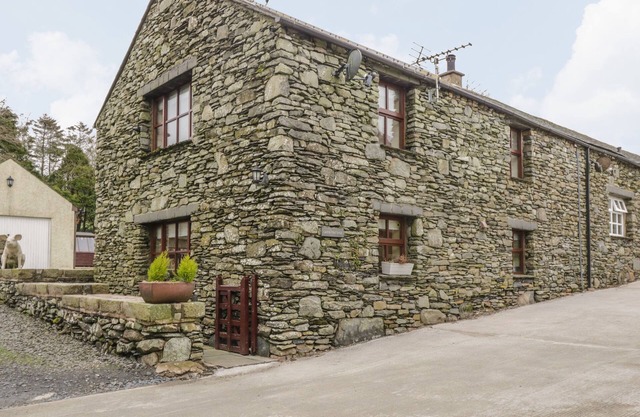 LAITHE COTTAGE, family friendly, with hot tub in Ulverston