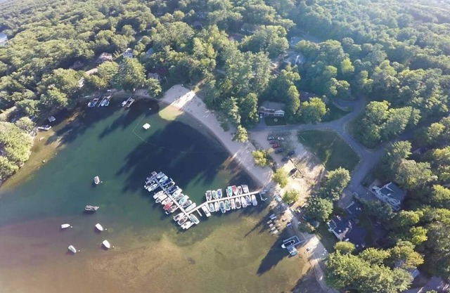 Lake access, 4-bedroom house in Patrician Shores , Meredith with WiFi, AC,