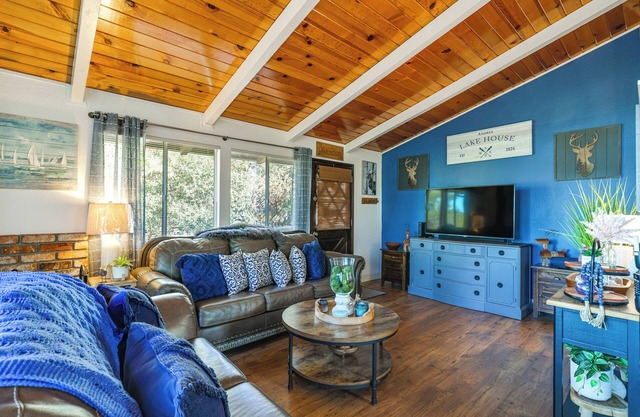 Lake Access, Fire Pit: Scenic Groveland Cottage!