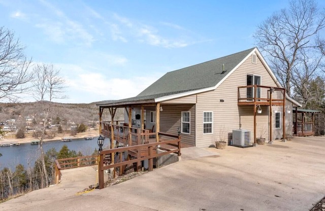 Lake Access with Tiki Bar,Hot Tub,Kayaks!