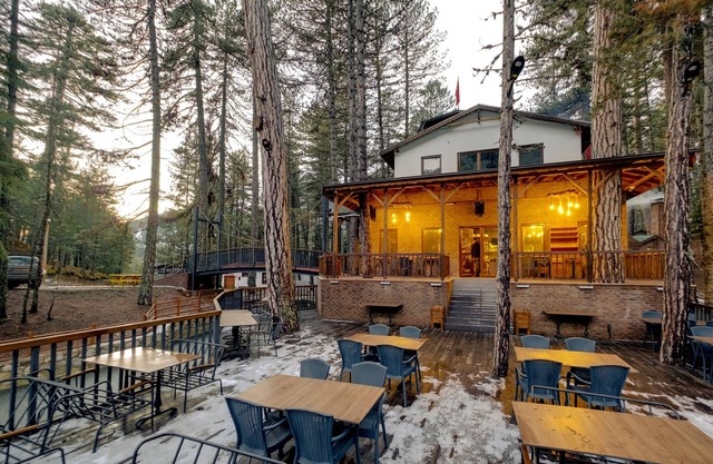 Lake and Mountain View Hotel | Doceia Moderna