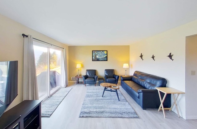Lake and mountainview condo with washer/dryer & patio - close to town & water