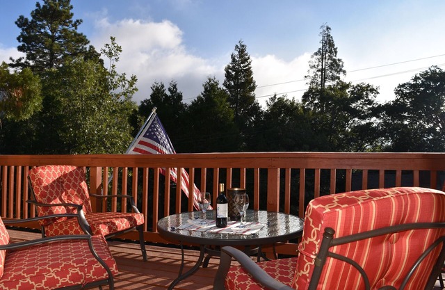 Lake Arrowhead Holiday Hideaway, The Sunset Cabin in the Palisades!