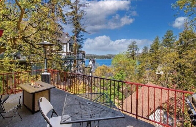 Lake Arrowhead Lakefront Cabin! Sunset views, swim, beach concerts & outlets.