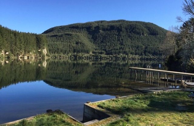Lake Atiamuri Bach - Wakeboard, Mountain Bike Base