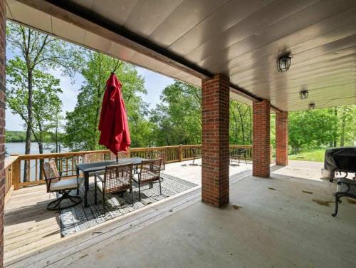 Lake Barkley Retreat - Newly Renovated - 5 BR