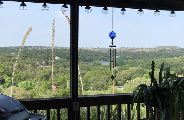 Lake Buchanan family bungalow at Spider Mountain; private, high bluff lake view