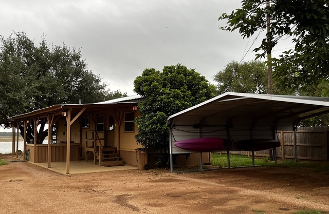 Lake Buchanan Water Front Cabin ~ Hot Tub, Fire Pit lounge, Grill, Kayaks.