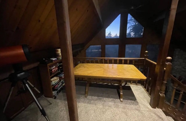 Lake cabin w/big pines close to lake and village